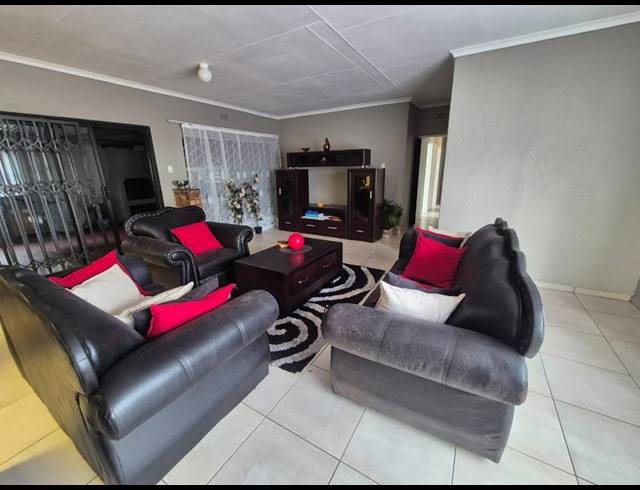 3 BEDROOM HOUSE FOR SALE IN MAYBERRY PARK